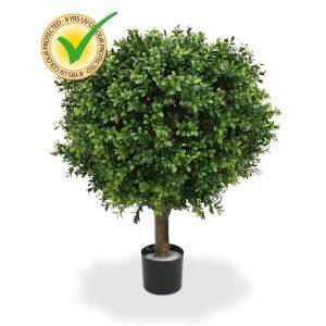 De Buxus Bol Deluxe 50 cm is gemaakt van een hoogwaardige pvc. Daardoor is deze UV kunstboom ideaal om buiten mooie decoraties mee te maken. De vernieuwde versie is met name door zijn kleur en nieuwe blaadjes bijna niet meer van de echte Buxus te onderscheiden! De natuurgetrouwe Buxusbol is totaal 60 cm hoog. De diameter is 50 cm. Standaard wordt de bol geleverd in een plastic pot. Omdat de UV-protector enkel in de grondstof van de kunststof delen is verwerkt