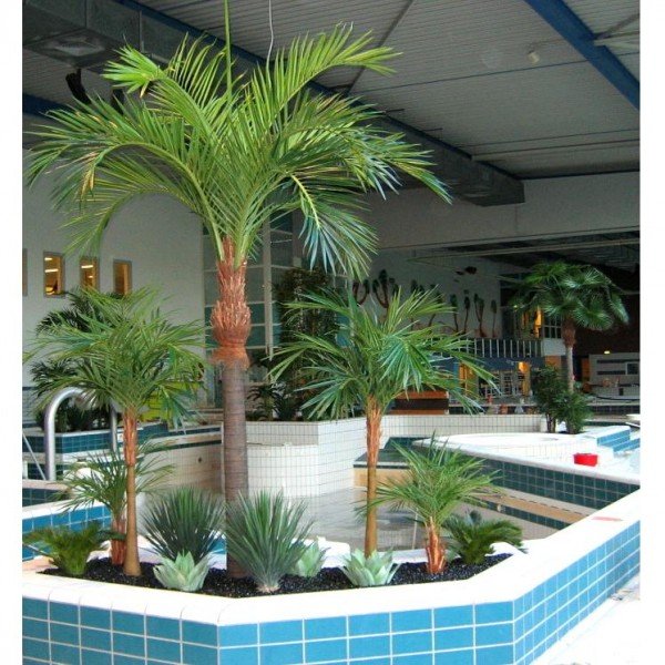 Met deze gigantische Cocos palm haalt u een echte blikvanger in huis.De palm is gemaakt van hoogwaardige materialen en heeft een totale hoogte van maarliefst 375cm!De boom wordt standaard geleverd op een grote metalen plaat en wordt bij u ter plekke gemonteerd. Met een aantal sierstenen op de grond zal iedereen denken dat u een echte tropische boom heeft!