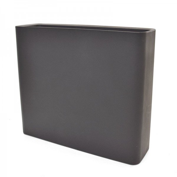 De Divio Essential rechthoekige plantenbak is mooi te combineren met een bloeier of meerdere soorten siergras voor een vrolijke afscheiding. Deze lichtgewicht bloempot is zowel praktisch als luxe. De extra hoge rand maakt dat hij een stijlvolle uitstraling heeft. Eén of meerdere bakken zijn uitstekend te gebruiken als afscheiding op kantoren