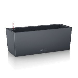 De balkonbak van LECHUZA helpt u uw balkondromen te verwezenlijken: binnenbakken gemakkelijk op de vloer op planttafel beplanten. BALCONERA tegen de balustrade of tegen de muur bevestigen en de beplante binnenbakken in de pot zetten. Klaar. Optioneel verkrijgbaar: LECHUZA balkonbakhouder: geschikt voor BALCONERA 50 en 80