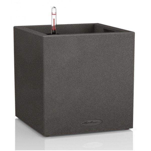 zal CANTO Stone zeker kunnen waarderen. De ruwe natuursteenlook in drie tinten zorgt voor een prachtig contrast met weelderig groen en kleurrijke bloemen. De CANTO Stone Square en Tower hebben hetzelfde formaat van binnenbak