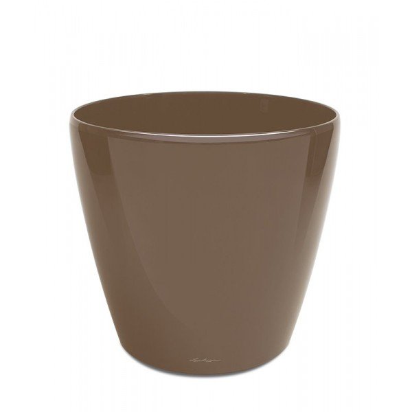 De Lechuza Classico dankt zijn naam aan het feit dat deze sierpot sfeer en stemming verenigt met een tijdloos design. We noemen dat klassiek. De plantenbak is door zijn harmonieuze proporties zeer stabiel en daarom geschikt voor hoge kunstplanten en -bomen. Door zijn eenvoud is de Classico bovendien geschikt voor elk interieur en komt elke plant goed tot zijn recht. De Lechuza serie is gemaakt uit een hoogwaardige pvc soort met een luxe kleuren finish. Hierdoor is de sierpot makkelijk in het onderhoud