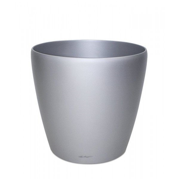 De Lechuza Classico dankt zijn naam aan het feit dat deze sierpot sfeer en stemming verenigt met een tijdloos design. We noemen dat klassiek. De plantenbak is door zijn harmonieuze proporties zeer stabiel en daarom geschikt voor hoge kunstplanten en -bomen. Door zijn eenvoud is de Classico bovendien geschikt voor elk interieur en komt elke plant goed tot zijn recht. De Lechuza serie is gemaakt uit een hoogwaardige pvc soort met een luxe kleuren finish. Hierdoor is de sierpot makkelijk in het onderhoud