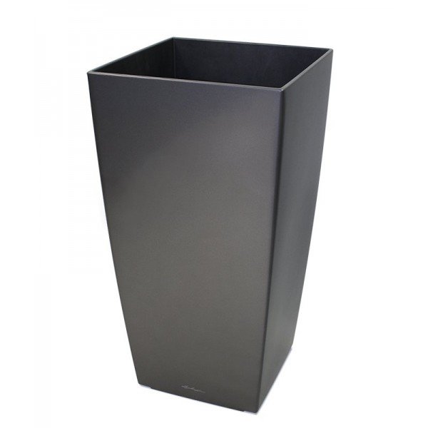 De Lechuza Cubico is een zuilenpot die elegantie en modern met elkaar verenigt en is tevens een van de meest populaire modellen. Als u op zoek bent naar een luxe kunststof plantenbak dan is de Lechuza Cubico absoluut een aanrader! De Lechuza serie is gemaakt uit een hoogwaardige pvc soort met een luxe kleuren finish. Hierdoor is de sierpot makkelijk in het onderhoud