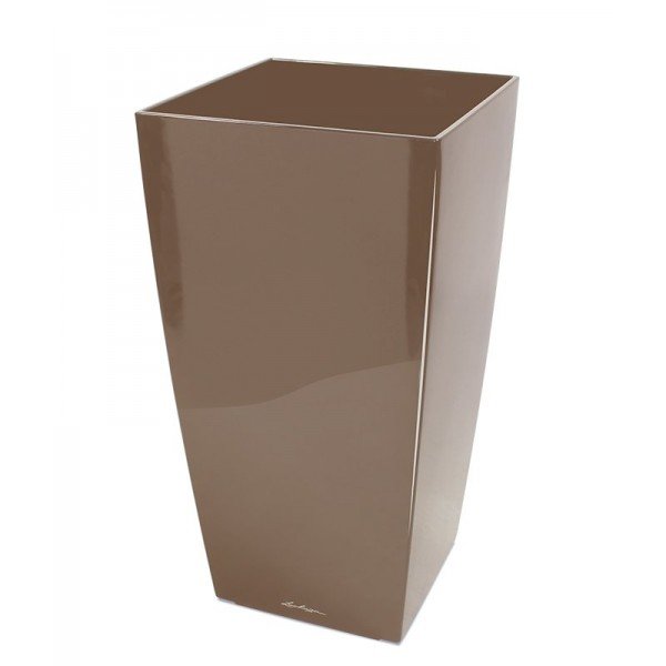 De Lechuza Cubico is een zuilenpot die elegantie en modern met elkaar verenigt en is tevens een van de meest populaire modellen. Als u op zoek bent naar een luxe kunststof plantenbak dan is de Lechuza Cubico absoluut een aanrader! De Lechuza serie is gemaakt uit een hoogwaardige pvc soort met een luxe kleuren finish. Hierdoor is de sierpot makkelijk in het onderhoud