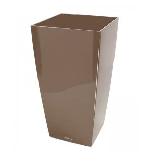 De Lechuza Cubico is een zuilenpot die elegantie en modern met elkaar verenigt en is tevens een van de meest populaire modellen. Als u op zoek bent naar een luxe kunststof plantenbak dan is de Lechuza Cubico absoluut een aanrader! De Lechuza serie is gemaakt uit een hoogwaardige pvc soort met een luxe kleuren finish. Hierdoor is de sierpot makkelijk in het onderhoud