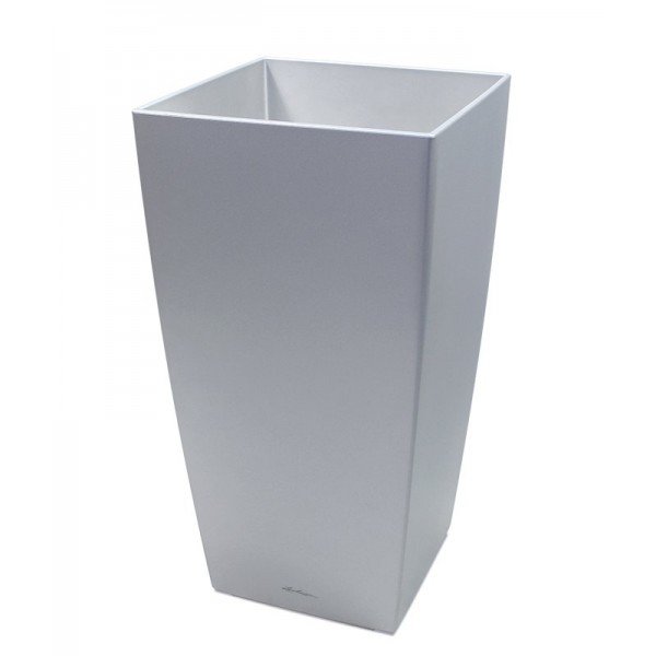 De Lechuza Cubico is een zuilenpot die elegantie en modern met elkaar verenigt en is tevens een van de meest populaire modellen. Als u op zoek bent naar een luxe kunststof plantenbak dan is de Lechuza Cubico absoluut een aanrader! De Lechuza serie is gemaakt uit een hoogwaardige pvc soort met een luxe kleuren finish. Hierdoor is de sierpot makkelijk in het onderhoud
