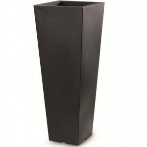 De Quadro Alto is een luxe kunststof plantenbak uit het topsegment. De strakke pot heeft een moderne uitstraling en is uitgerust met een mooie dikke bovenrand.De afmetingen van de Quadro Alto:# buitenmaat: 34*34*70cm# binnenmaat: 27*27*23cm (binnenbak)# volume: 14literTevens leverbaar in de maat 37*100cm en 45*120cm.Beschikbare kleuren:# Antraciet (mat)