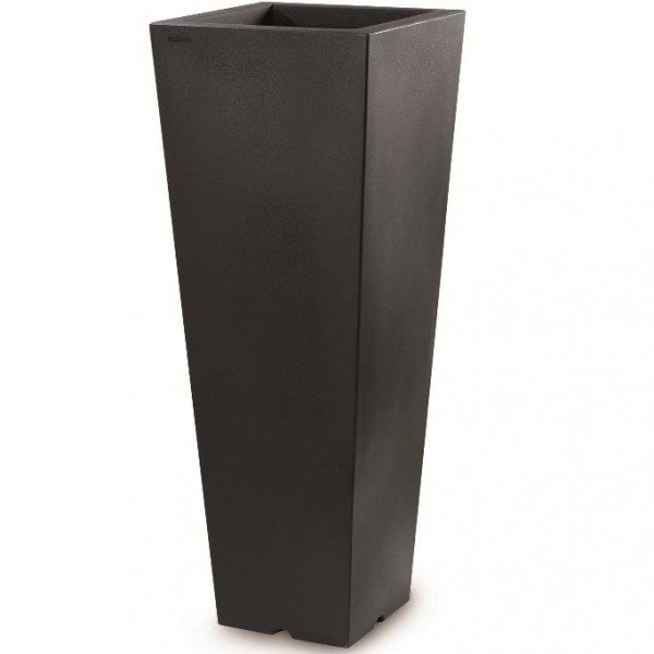 De Quadro Alto is een luxe kunststof plantenbak uit het topsegment. De strakke pot heeft een moderne uitstraling en is uitgerust met een mooie dikke bovenrand.De afmetingen van de Quadro Alto:# buitenmaat: 34*34*70cm# binnenmaat: 27*27*23cm (binnenbak)# volume: 14literTevens leverbaar in de maat 37*100cm en 45*120cm.Beschikbare kleuren:# Antraciet (mat)