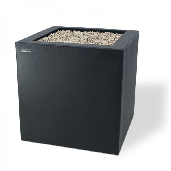 De kunststof plantenbak Modulo is een luxe plantenbak uit het topsegment. De strak vormgegeven vierkante plantenbak is uitgerust met een mooie dikke bovenrand en is breed inzetbaar. De afmetingen van de Vaso Modulo: - buitenmaat: 50x50x50 cm - binnenmaat: 38x38x36 cm (binnenbak) - volume: 47 liter