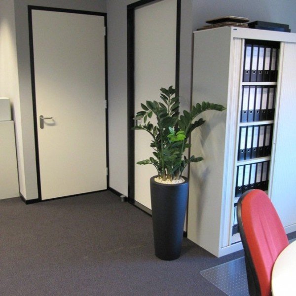 De Tondo Alto is een luxe kunststof plantenbak uit het topsegment. De ronde hoge pot heeft een moderne uitstraling en is uitgerust met een mooie dikke bovenrand. De afmetingen van de Tondo Alto: # buitenmaat: 34 x 70 cm # binnenmaat: 26 x 22 cm (binnenbak) # volume: 10 liter Tevens leverbaar in de maat 48 x 97 cm en 59 x 120 cm.