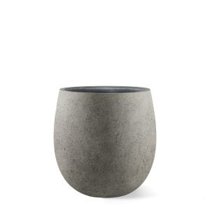 Geniet met de Collezione Grigio van het beste uit twee werelden: de robuuste uitstraling van beton en het lichtgewicht maar sterke en onderhoudsvriendelijke karakter van kunststof.Deze serie bestaat uit een uniek assortiment bloempotten en plantenbakken gemaakt van glasvezelversterkte kunststof (GVK). GVK is een excellent materiaal