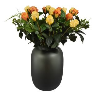 Dit vrolijke hand gebonden kunstboeket is gemaakt van kwalitatieve kunstbloemen. Het boeket bevat o.a 16 mooie Kunstrozen in de kleuren geel en oranje