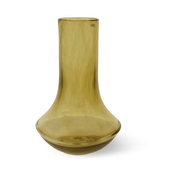 Geef uw interieur een echte eyecatcher met de olijf gele vaas van Zzing. Zet er een mooie bos bloemen in en u bent verzekerd van een echte toevoeging aan uw woonkamer