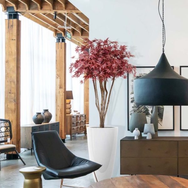 heeft een diameter van ongeveer 60 cm en wordt standaard op een houten voetje geleverd