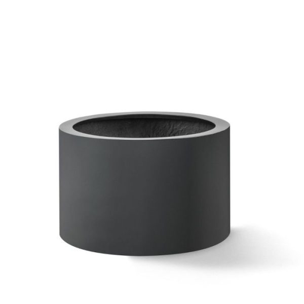 met uitstekende eigenschappen die zich gedurende de afgelopen 10 jaar ruimschoots hebben bewezen. Ook aan de afwerking heeft Luca Lifestyle aandacht besteed. De potten gaan daardoor lang mee en zijn bestand tegen alle weersomstandigheden. Bovendien zijn de producten bijzonder onderhoudsvriendelijk en eenvoudig te reinigen. Na jarenlang gebruik zien ze er nog steeds als nieuw uit.De tijdloze producten in deze collectie zijn makkelijk in gebruik