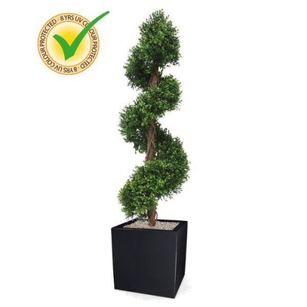 Deze uv bestendige kunst Buxus Spiraal Deluxe 170 cm is gemaakt van een hoogwaardig pvc. Daardoor kunt u deze UV kunstboom zowel binnen als buiten een mooie plek geven. De vernieuwde versie is met name door zijn kleur en nieuwe blaadjes bijna niet meer van de echte Buxus te onderscheiden en bijzonder decoratief! De kunst Spiraalboom is ongeveer 170 cm hoog en heeft een breedte van ongeveer 50 cm. Deze natuurgetrouw nagemaakte kunstboom wordt standaard geleverd in een plastic binnenpot. Omdat de UV-protector enkel in de grondstof van de kunststof delen is verwerkt