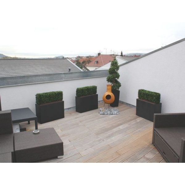 waardoor deze kunstheg zowel binnen als buiten een mooie decoratie is. Door zijn vormgeving is de kunstheg ook perfect in te zetten als scheiding op bijvoorbeeld een dakterras. De vernieuwde versie is met name door zijn kleur en nieuwe blaadjes bijna niet meer van de echte buxus te onderscheiden! De Kunstheg zelf is 27 cm hoog