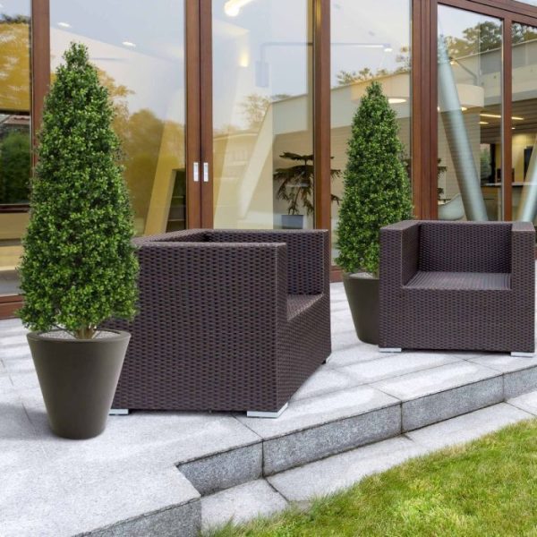 Buxus-Tower-kunstboom-170-cm-UV-5 zullen deze gedurende 8 jaar lang beschermt zijn tegen verkleuren. Let op! De stam is van echt hout en dus vatbaar voor weersinvloeden en zwammen. Voor een langere levensduur raden wij aan om de stam te behandelen met een primer of beits.