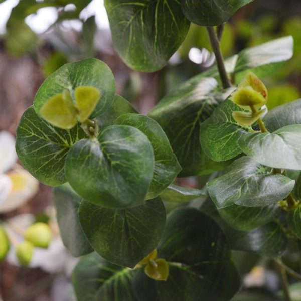 Kunstbloemen zodat ze makkelijk met meerdere in een bak of sierpot te plaatsen zijn voor een decoratief geheel. Ook wordt deze kunsttak veel gebruikt in kunstzijden boeketten. De Eucalyptus kunsttak ziet er bijzonder natuurgetrouw uit door de vele blaadjes in verschillende groottes