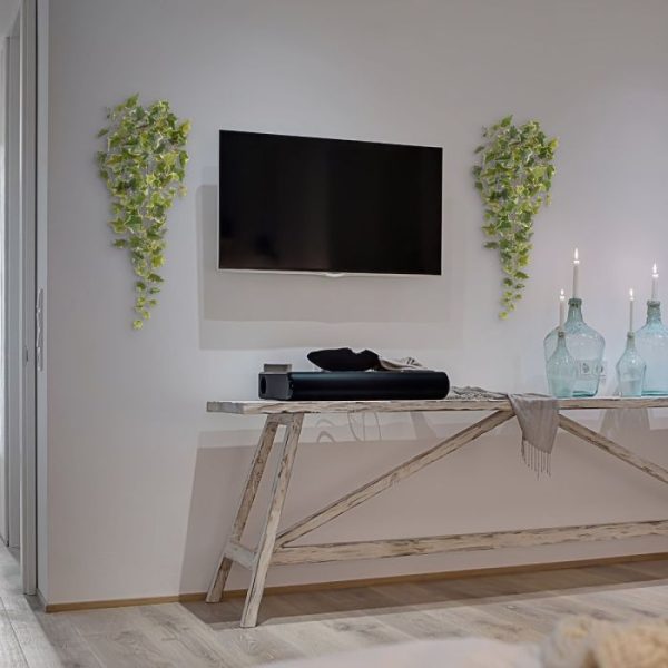 ten opzichte van de gewone groene hedera. De kunst hedera hanger ziet er dankzij de bladeren in verschillende kleurtinten en afmetingen heel natuurlijk uit. De hedera is uit één mal gegoten