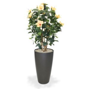 De bloeiende trend van dit moment: zalmkleurige Hibiscus Deluxe 100cm. Deze bloeiende kunstplanten doen het goed in een entree