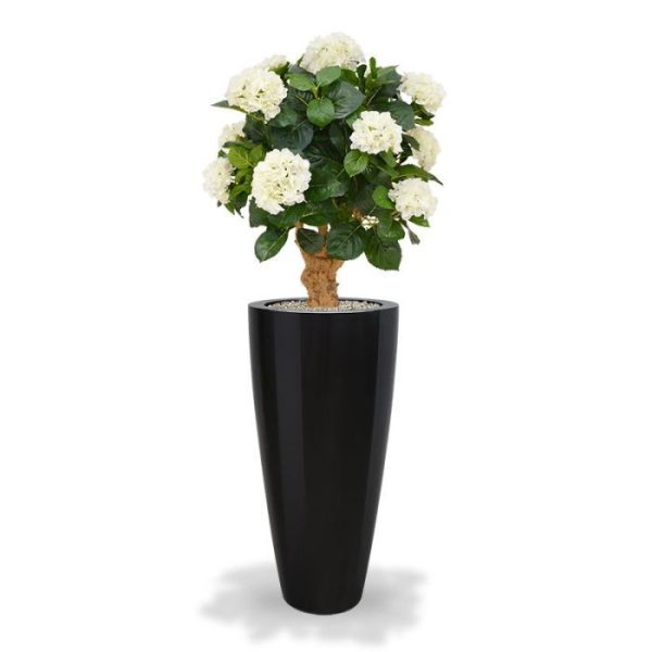crèmekleurige kunstzijden Hortensia bloemen. Met zijn vele grote en kleine bladeren in verschillende groentinten is deze kunstplant een lust voor het oog. De totale hoogte van de Hortensia is ongeveer 90 cm