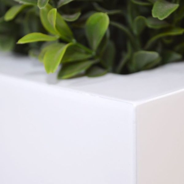 waardoor deze kunstheg zowel binnen als buiten een mooie decoratie is. Door zijn vormgeving is de kunstheg ook perfect in te zetten als scheiding op bijvoorbeeld een dakterras.   De vernieuwde versie is met name door zijn kleur en nieuwe blaadjes bijna niet meer van de echte buxus te onderscheiden!   De Kunstheg zelf is 27 cm hoog