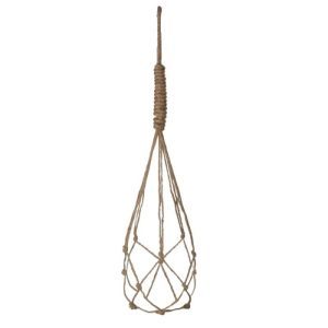 De Macramé Yula hanger is gemaakt van een touwkoord met speelse knopen. Deze hanger is typisch zo'n accessoire dat elk interieur een hippe twist geeft en perfect bij de bohemian woonstijl past. Plantenhangers zijn de laatste jaren weer helemaal trendy. Ze geven uw huis of tuin net wat extra's. Kies een kunstplant uit om erin te doen en hang 'm met door middel van de lust eenvoudig aan de muur of het plafond. Vraagt u zich af welke plant er in de plantenhanger past? Eigenlijk kunt u elke kleine plantensoort erin hangen