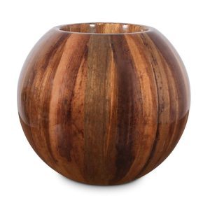 Echte bananenbladeren maken van de NATURA BANANA plantenpot een natuurlijk hoogtepunt in de decoratie. Door zijn grootte is de plantenbol ideaal als tafeldecoratie en als blikvanger op zuilen. Met de hand aangebrachte bananenbladeren garanderen de bijzonder natuurlijke en exotische uitstraling van de bolvormige BANANA-plantenbakken