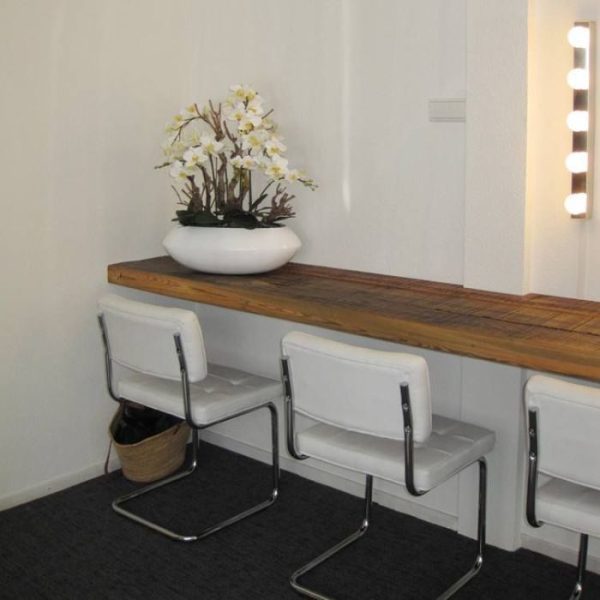 zodat ze makkelijk met meerdere in een bak of sierpot te plaatsen zijn voor decoratieve arrangementen. De kunst bladtoef is geheel gemaakt van kwalitatief pvc. Het subtiel nagemaakte Orchidee blad heeft een lengte van ongeveer 25 cm (inclusief steel) en een breedte van ongeveer 38 cm. Vraag ons naar de diverse mogelijkheden en toepassingen!