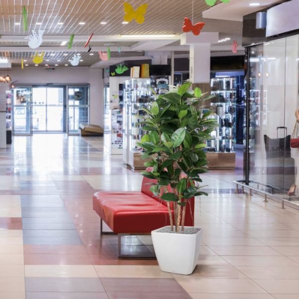 als ook lage pot te plaatsen. De kunstzijden Philo wordt standaard geleverd in een plastic binnenpot.