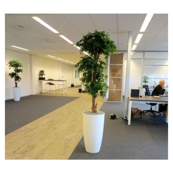 Groene kunstbomen 60 cm breed en wordt standaard in een plastic binnen pot geleverd.
