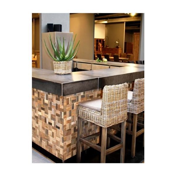 en ook bijzonder fraai staat op een kast of in de vensterbank. De diameter van de plant is circa 45-50 cm en de plant hoogte is ongeveer 60 cm.   Deze Aloe kunstcactus wordt als boeket geleverd en daardoor makkelijk op te steken in verschillende potten of schalen