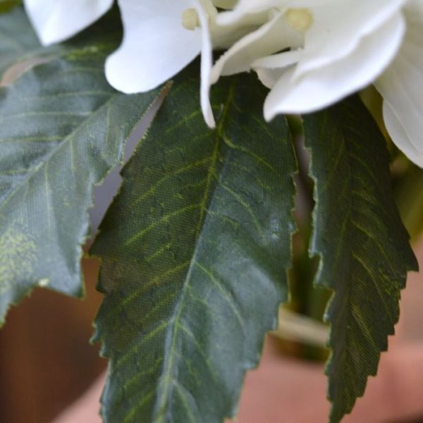 Kunstbloemen zodat ze makkelijk te verwerken zijn in arrangementen en kunstboeketten voor een decoratief geheel.   Deze Aralia bladtak heeft een mooie gedetailleerde bladprint