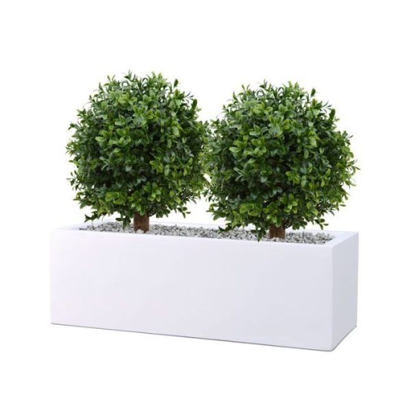 Buxus-Bol-Deluxe-New-25-cm-UV-4 zullen deze gedurende 8 jaar lang beschermt zijn tegen verkleuren.  Let op! De stam is van echt hout en dus vatbaar voor weersinvloeden en zwammen. Voor een langere levensduur raden wij aan om de stam te behandelen met een primer of beits.
