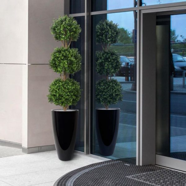 Buxus-Bol-Deluxe-x3-175-cm-UV-6 zullen deze gedurende 8 jaar lang beschermt zijn tegen verkleuren. Let op! De stam is van echt hout en dus vatbaar voor weersinvloeden en zwammen. Voor een langere levensduur raden wij aan om de stam te behandelen met een primer of beits.