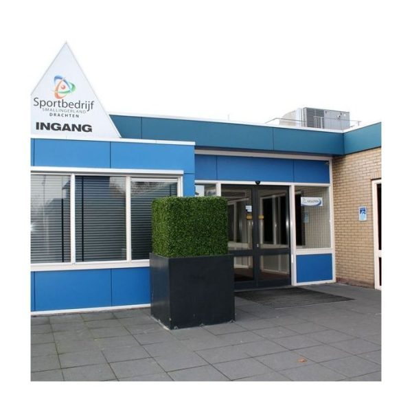 waardoor deze kunstbuxus zowel binnen als buiten te gebruiken is. Door de Buxus mat om een frame te monteren kunt u een prachtige kunsthaag creëren om als natuurlijke afscheiding te dienen tussen twee ruimtes