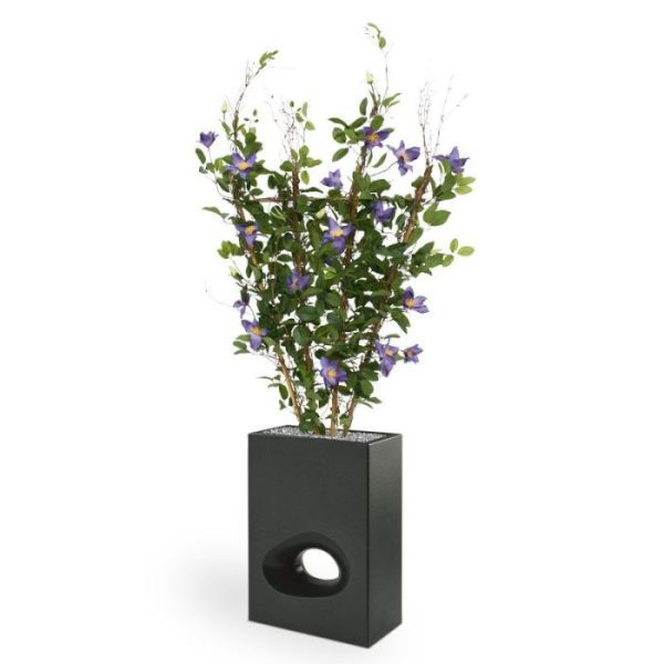 Clematis kunstheg 125 cm paars De Clematis kunstheg 125 cm paars is gemaakt rond een raamwerk van bamboe waaraan de klimplant zijn vorm ontleent. De kunstplant wordt gekenmerkt door haar bloeiende kelk bladeren