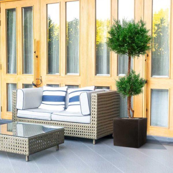 Conifeer-Alumi-Bal-x2-145-cm-UV-6 zullen deze gedurende 8 jaar lang beschermt zijn tegen verkleuren. Let op! De stam is van echt hout en dus vatbaar voor weersinvloeden en zwammen. Voor een langere levensduur raden wij aan om de stam te behandelen met een primer of beits.