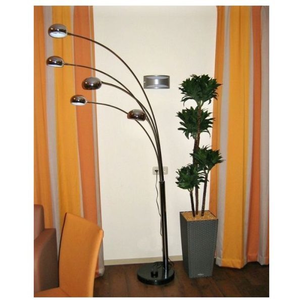 welke gemaakt zijn van echt hout. Door zijn vormgeving past te Draceana perfect in kleine hoekjes of in een setje van 2. De Draceana Fragrans is ongeveer 145cm hoog en is opgebouwd uit 4 stammen. Standaard wordt de plant geleverd in een plastic pot. Door de plant in een hoge sierpot te plaatsen zoals afgebeeld (Lechuza Delta 30x56cm antraciet) ontstaat een hele luxe combinatie voor op kantoor!