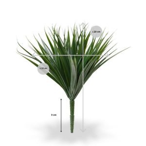 Dit donker groene kunst bamboegras boeket van zo'n 25 cm is een mooi kunstplantje om te verwerken in arrangementen en tafelstukjes. De sprietjes in verschillende groottes en de kleine nagemaakte knopjes maken dit een geschikte decoratie voor op op tafels in horecagelegenheden. De diameter van het kunststof Bamboegras boeket is ongeveer 15 cm en de totale hoogte 28 cm