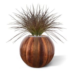 Wat ruist daar zo heerlijk vrolijk in de wind? Dat is ons mooie kunst grasboeket in warme burgundy kleur van 40 cm. Kijk die heerlijke springerige sprietjes die dansen op de wind. Perfect om als roomdivider in te zetten