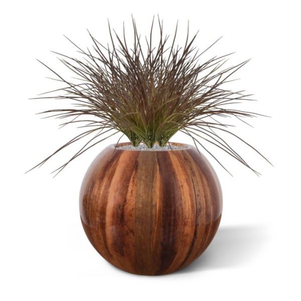 Kunst Grasboeket W 40cm Burgundy Wat ruist daar zo heerlijk vrolijk in de wind? Dat is ons mooie kunst grasboeket in warme burgundy kleur van 40 cm. Kijk die heerlijke springerige sprietjes die dansen op de wind. Perfect om als roomdivider in te zetten