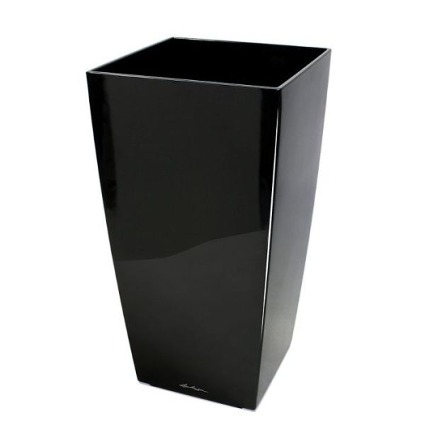 Lechuza Cubico sierpot 22x22x41 cm zwart geschikt voor bomen vanaf 250 cm. Voor kleinere planten kiest u de 22x22x41 cm. De gehele Lechuza serie leverbaar in een groot scala aan kleuren