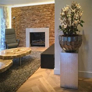 Deze Magnolia kunst bladtak 65 cm kunt u gebruiken als basis in kunstboeketten. Het kunstzijden Magnolia blad heeft een authentieke kleur en een perfect nagemaakte bladnerf. De kunsttak is zeer goed nagemaakt met 2 zijtakken