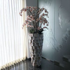 Deze mooi nagemaakte kunstbloem is een kopie van de best verkochte Orchideeën van Nederland: De Phalaenopsis Orchidee! Deze zijden mini Phalaenopsis 50 cm rose wordt als losse steel geleverd en kan enkel of met meerdere in veel verschillende sierpotten en vasen gestoken worden tot de kleurrijkste arrangementen. Hierdoor is de Orchidee niet alleen ter decoratie voor in huis