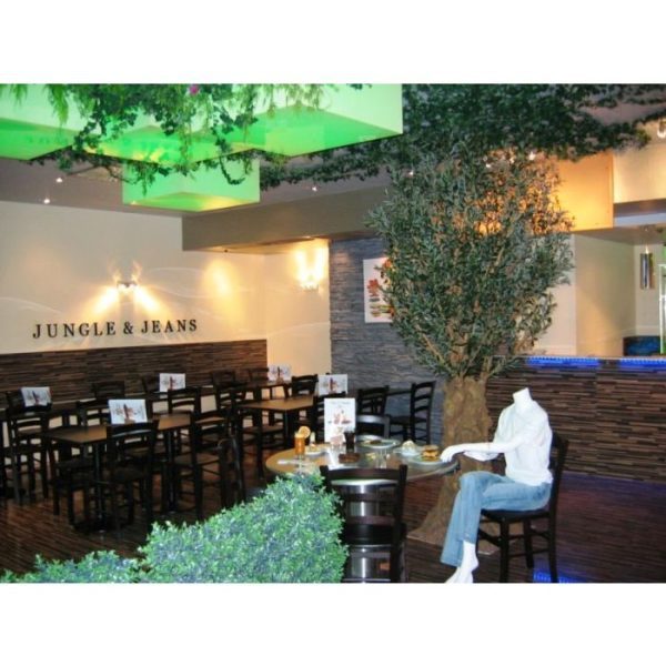 welke gemonteerd is op een speciaal nagemaakt dikke stam van polystone