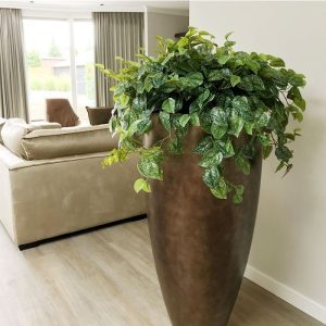 Deze kunstzijden Scindapsus Pictus hanger van 60 cm ziet er heel natuurlijk uit. Door zijn diversiteit aan blaadjes in verschillende groottes en afmetingen zal menigeen moeite hebben om te zien dat het hier om een kunstplant gaat! De lengte van de kunst Scindapsus