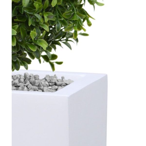 De Virginia is een zeer hoogwaardige plantenbak welke gebruikt kan worden voor vele soorten kunstplanten.   Het glossy Fiberstone materiaal waaruit de Virginia is vervaardigd zorgt voor een oersterke constructie terwijl de bak toch licht in gewicht blijft. De meerdere laklagen geven de bak zijn luxe hoogglans uitstraling. De speciale coating beschermt de lak tegen stoten en krassen